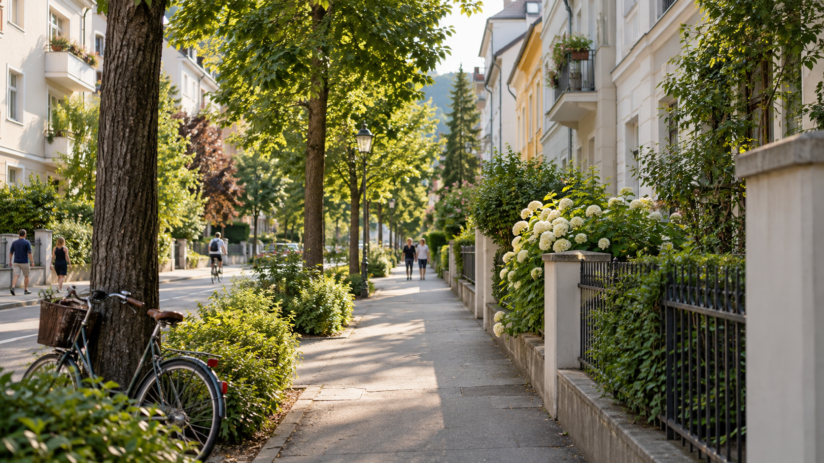 Baumbestandener Fußweg in einer österreichischen Wohngegend